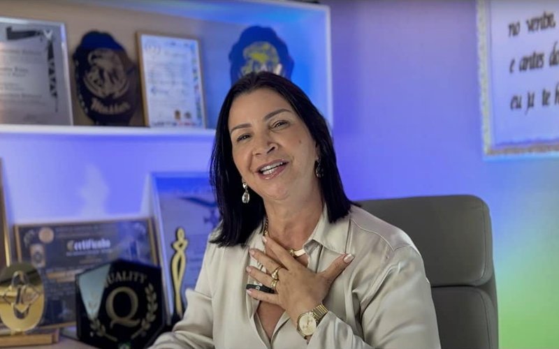 Claudia Lima, da JC Luz Corretora de Seguros e Planos de Saúde, no escritório da corretora